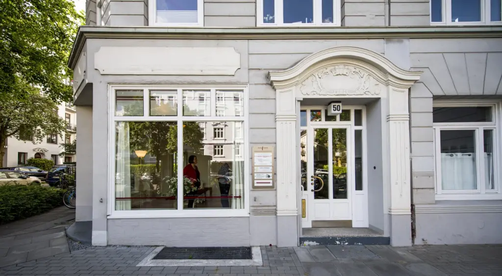 Bild zeigt das Gebäude in dem die Praxis Home of Wellbeing im Abendrothsweg 50 ist
