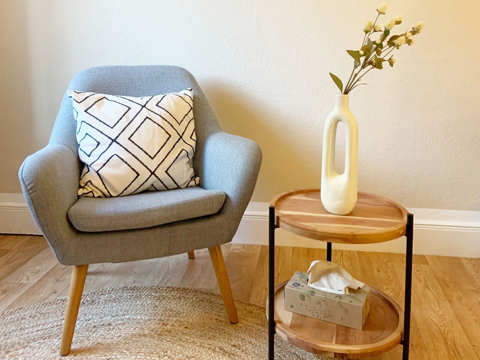 Bild zeigt den Praxisraum im Home of Wellbeing mit Stuhl und Tisch