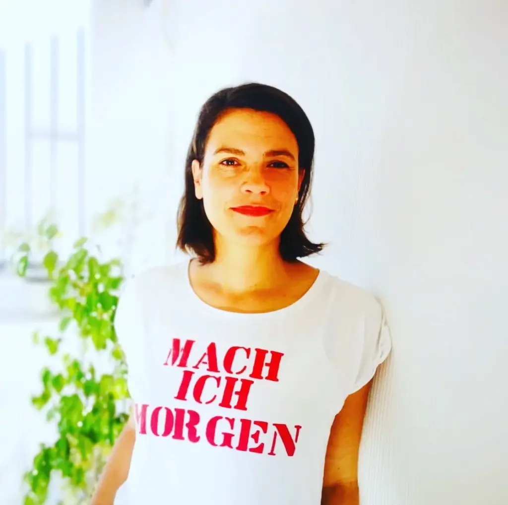 Bild zeigt eine Frau mit einem T-Shirt auf dem steht "Mach ich morgen" - als Symbol von Prokastination