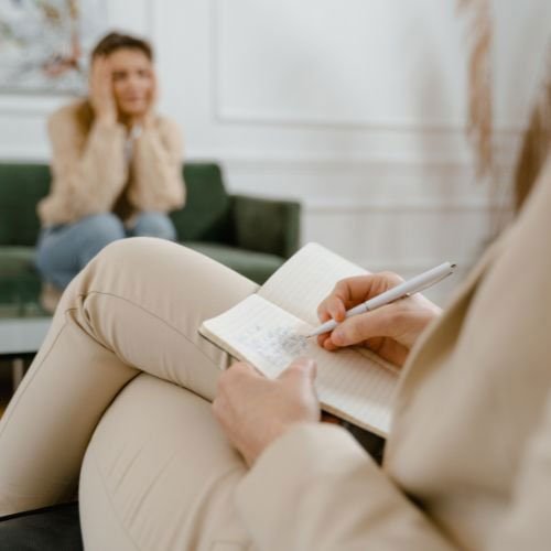 Bild zeigte ein Therapiesetting mit einer Frau und einer Therapeutin