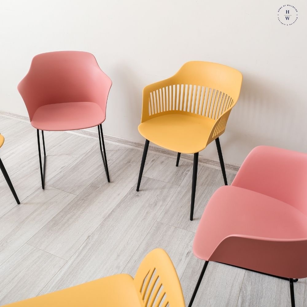 Ein Bild mit bunten Stühlen symbolisiert das Setting für eine Gruppentherapie